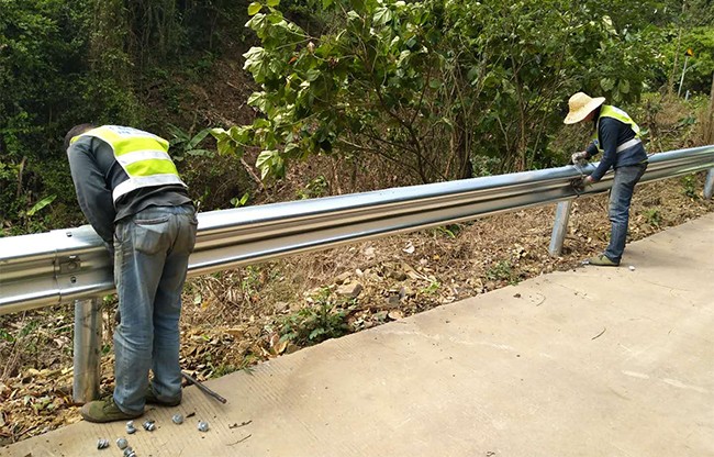 聊城高速公路护栏的定期维护与保养