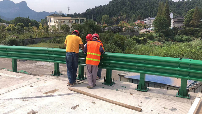 聊城高速公路护栏板的维护确保道路安全的关键环节